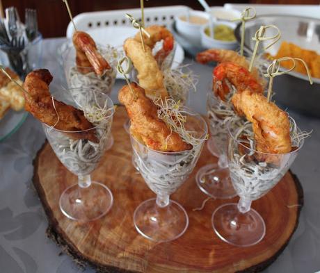 Copas de gulas con gambón en gabardina de Estrella Galicia