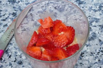 Trifle light de fresas, galleta y crema pastelera de limón sin azúcar Trifle light de fresas, galleta y crema pastelera de limón sin azúcar