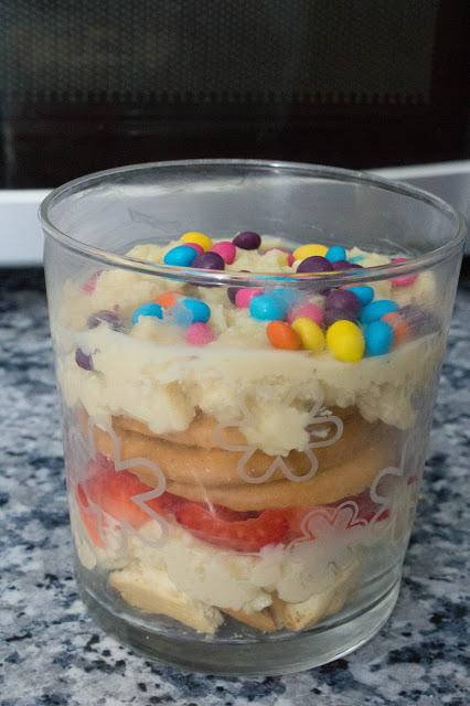 Trifle light de fresas, galleta y crema pastelera de limón sin azúcar