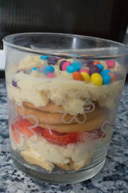 Trifle light de fresas, galleta y crema pastelera de limón sin azúcar