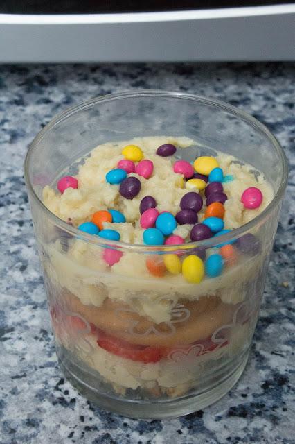 Trifle light de fresas, galleta y crema pastelera de limón sin azúcar