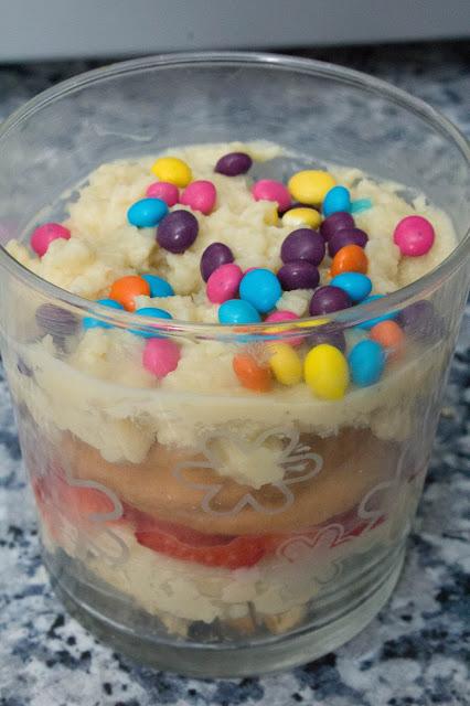 Trifle light de fresas, galleta y crema pastelera de limón sin azúcar