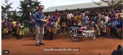 Niños africanos se asombran al ver un dron.