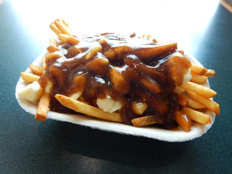 La poutine, un plato típico de Canadá