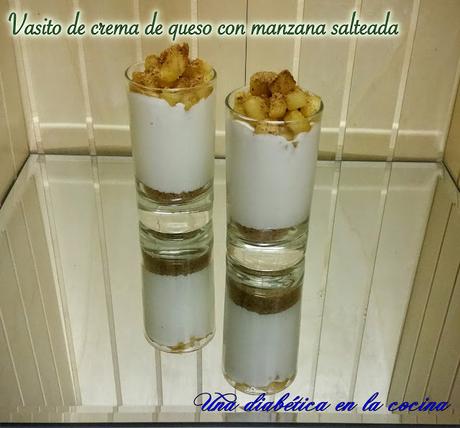 Vasito de crema de queso con manzana salteada Vasito de crema de queso con manzana salteada