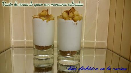 Vasito de crema de queso con manzana salteada Vasito de crema de queso con manzana salteada