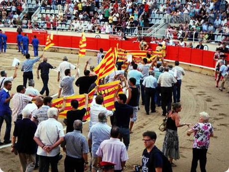 El Tribunal Constitucional levanta la prohibición de los toros en Cataluña.