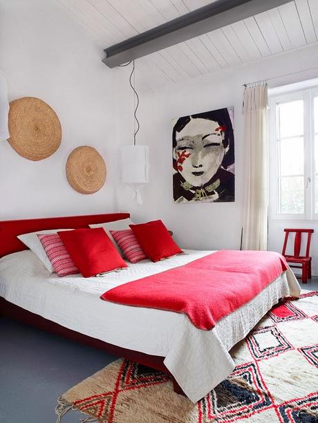 Una casa de estilo mediterráneo con los colores del Pop Art mediterranean and rustic style bedroom