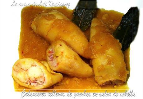 Calamares rellenos de gambas en salsa de cebolla