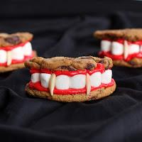 DENTADURA DE VAMPIRO HECHA CON GALLETAS