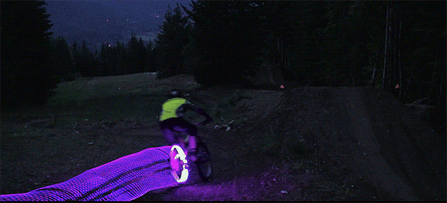 Ruedas de bicicleta aparejadas con LEDs crean senderos de luz Tron bike-tron-4