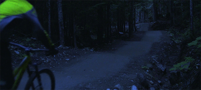 Ruedas de bicicleta aparejadas con LEDs crean senderos de luz Tron bike-tron-1