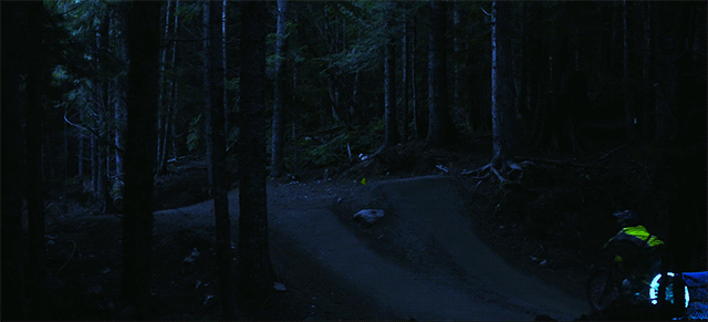 Ruedas de bicicleta aparejadas con LEDs crean senderos de luz Tron bike-tron-3