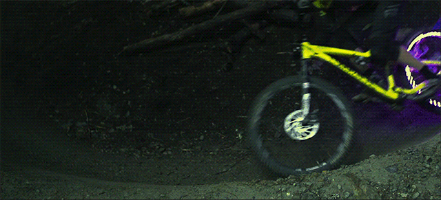 Ruedas de bicicleta aparejadas con LEDs crean senderos de luz Tron bike-tron-2