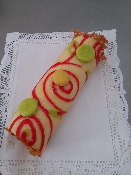 TRONCO SUIZO DECORADO CON CREMA DE QUESO Y FRAMBUESA (DECORATED SWISS ROLL)