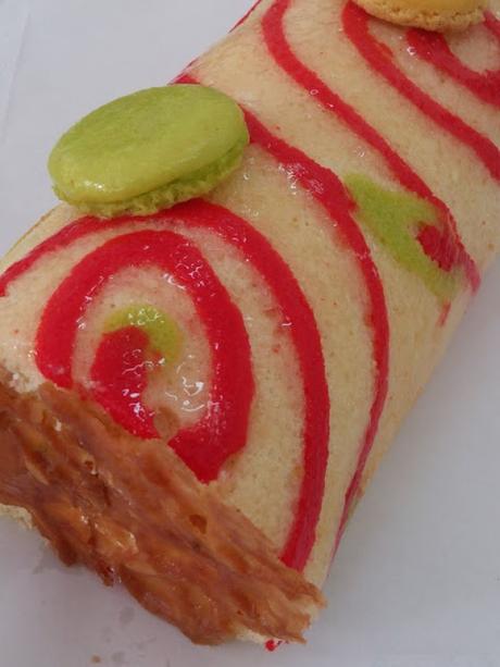 TRONCO SUIZO DECORADO CON CREMA DE QUESO Y FRAMBUESA (DECORATED SWISS ROLL)