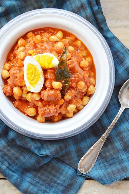 Garbanzos con tomate y chistorra