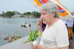 #Cuba La “novia” de #Camilo #ImagenDelPueblo no ha dejado de enviarle sus flores a través del mar #TenemosMemoria
