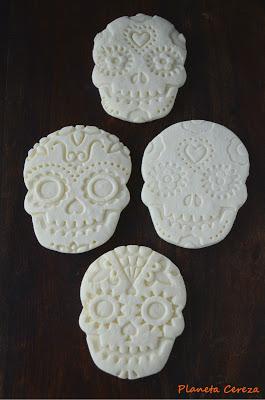 Calaveras mexicanas de maicena y leche condensada