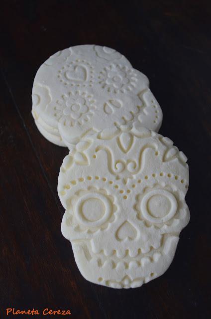 Calaveras mexicanas de maicena y leche condensada