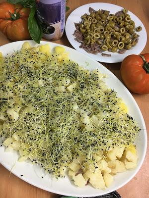 Ensalada De Patatas Con Olivas, Anchoas Y Germinados De Puerro