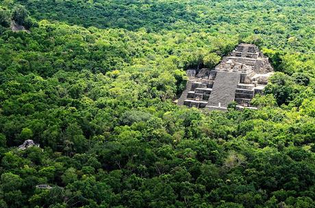 La Fiesta de Muertos en Campeche (México) se celebra dando brillo a sus huesos Los restos son sacados de las tumbas, lavados, adornados y los familiares charlan con ellos