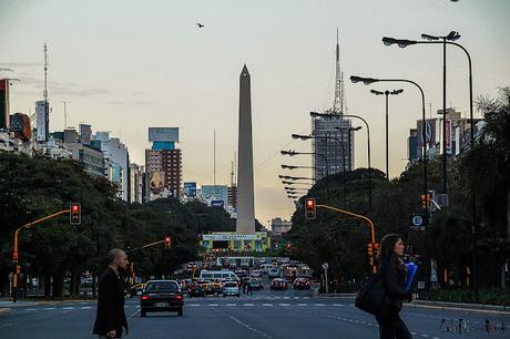 El Obelisco. El Obelisco visto desde la Avda.9 de Julio ,Buenos Aires,Argentina.