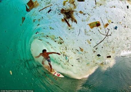Mira como estamos matando a nuestro planeta..¿Tú formas parte de ello? surf-indonesia-con-basura-blog-el-barrio-verde-tenerife