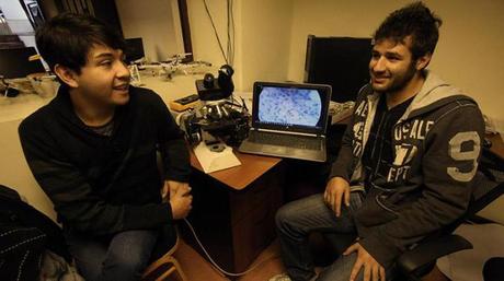 Dos universitarios bolivianos crean un chip para detectar de tuberculosis