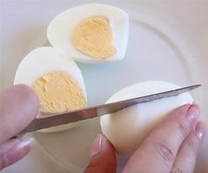 cortar-los-huevos-cocidos-en-mitades