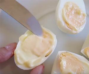untar-huevos-cocidos-mayonesa