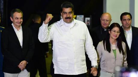 Chavistas y opositores se reúnen en busca de un diálogo nacional en Venezuela resizer