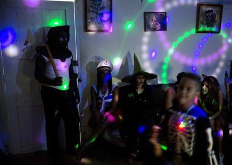 Al que no quiere caldo: Halloween se apodera de Cuba 58157afd27515-image