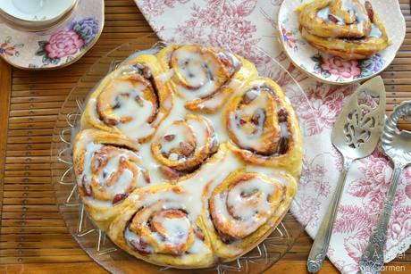 Pastel de Rollitos de Canela y Uva Pastel de Rollitos de Canela y Uva