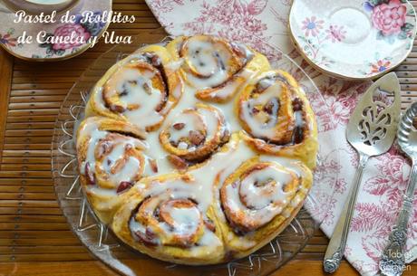 Pastel de Rollitos de Canela y Uva Pastel de Rollitos de Canela y Uva