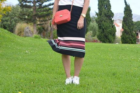 OUTFIT CON FALDA Y ADIDAS SUPERSTAR