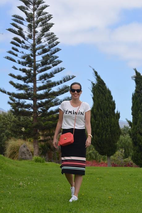 OUTFIT CON FALDA Y ADIDAS SUPERSTAR