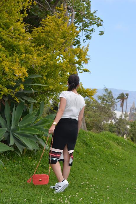 OUTFIT CON FALDA Y ADIDAS SUPERSTAR