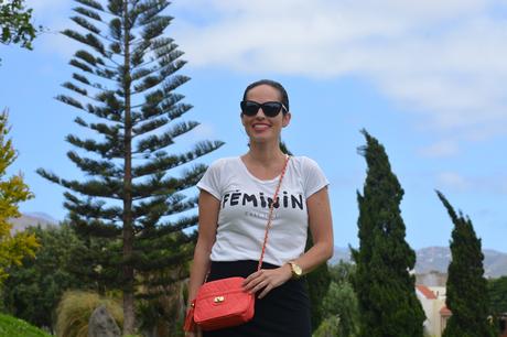 OUTFIT CON FALDA Y ADIDAS SUPERSTAR