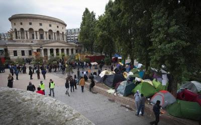 Los migrantes desalojados de Calais en París Los migrantes desalojados de Calais en París