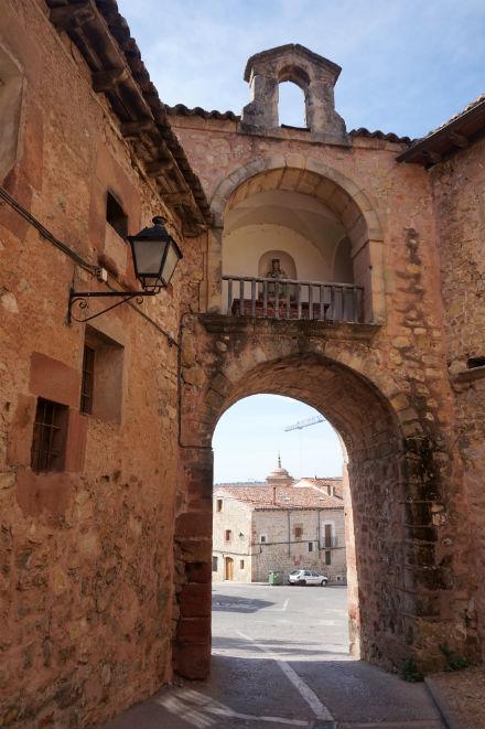 Qué ver o hacer en una excursión a Brihuega y Sigüenza puerta-mayor-siguenza