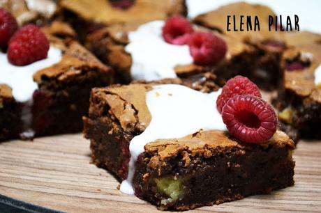 Brownie de chocolate con curd de limón y frambuesas