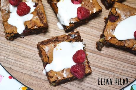 Brownie de chocolate con curd de limón y frambuesas