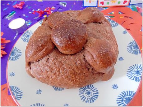 Pan de muerto mexicano de chocolate