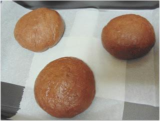 Pan de muerto mexicano de chocolate