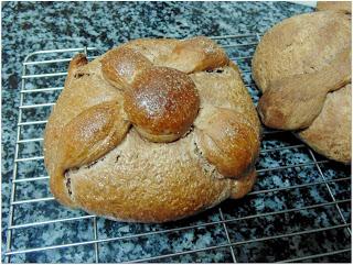 Pan de muerto mexicano de chocolate