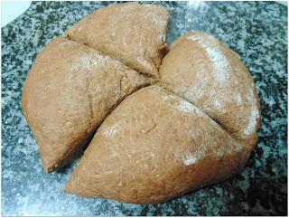 Pan de muerto mexicano de chocolate