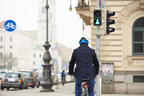 En prueba una aplicación móvil para ciclistas que pone los semáforos en verde semáforos