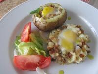 Huevos de codorniz en molde  de patatas, beicon y champiñones