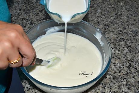 Tarta de yogur griego con cobertura de mermelada de moras silvestres